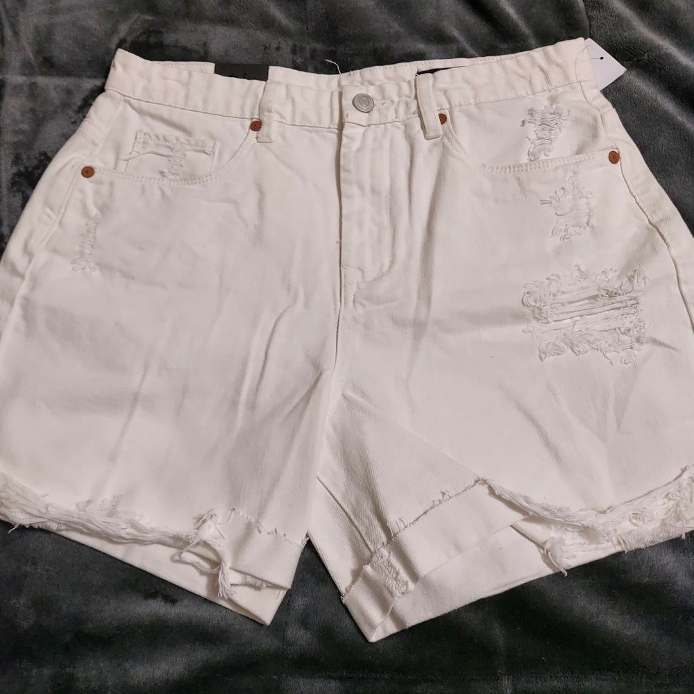 NWT Women's BLANK NYC The Perry mom shorts in white Denim, 28
